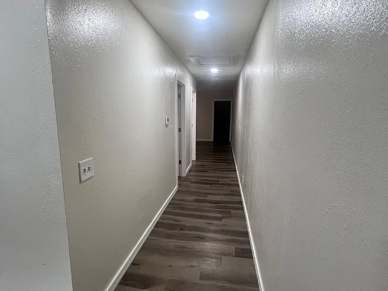 924 N Broadway Ave — Photo 6