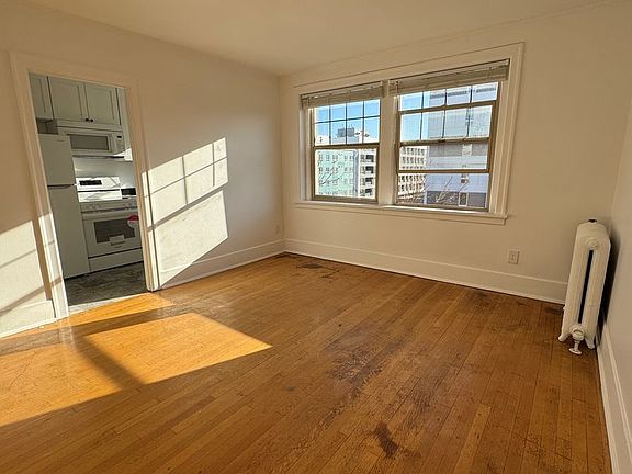 5th image of 906 E John St Unit 103