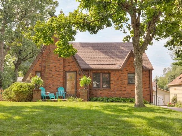 6420 Elmcrest Dr, Windsor Heights, IA 50324