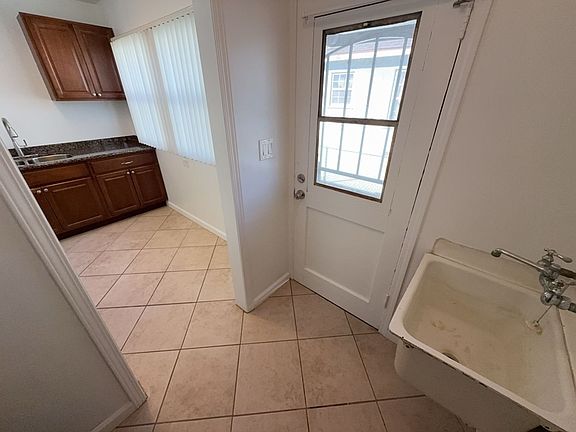 4th image of 1235-37 N Screenland Dr #1237