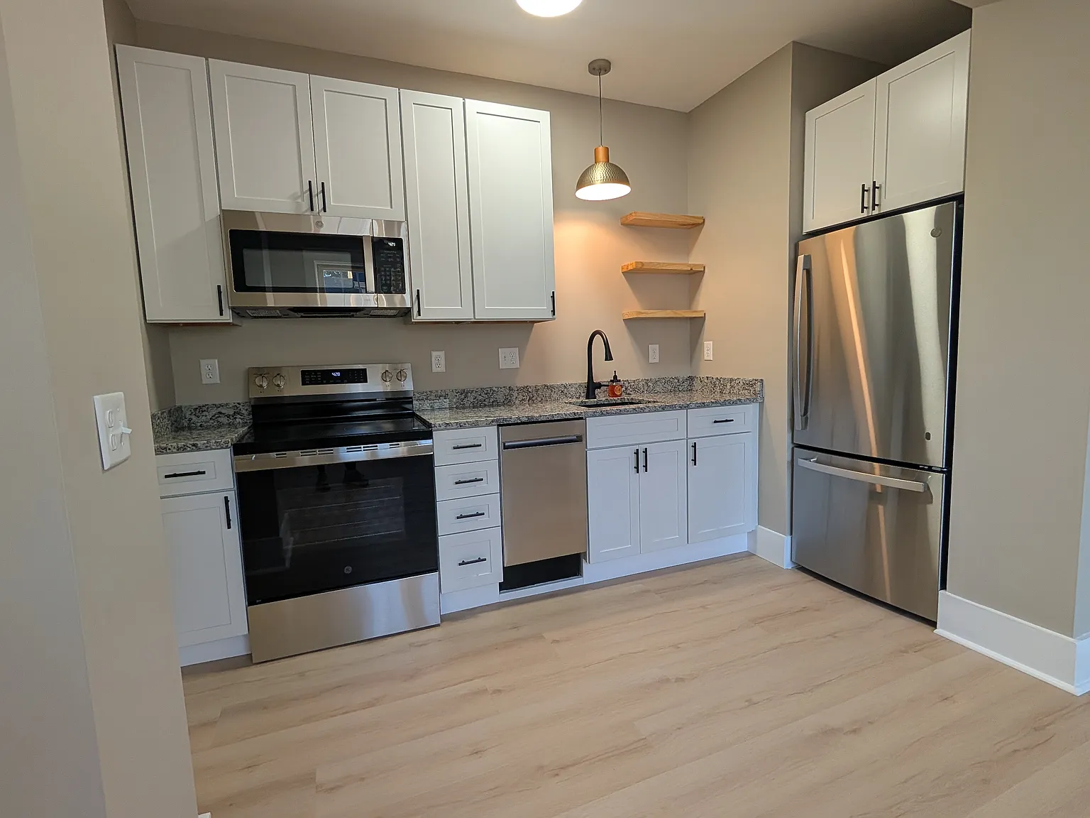 2 bed, 1000 sqft, $1,975 — Photo 1