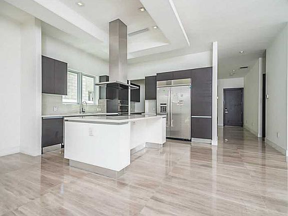 4th image of 8298 NW 33rd Ter