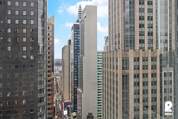 Rented by REZI | media 87