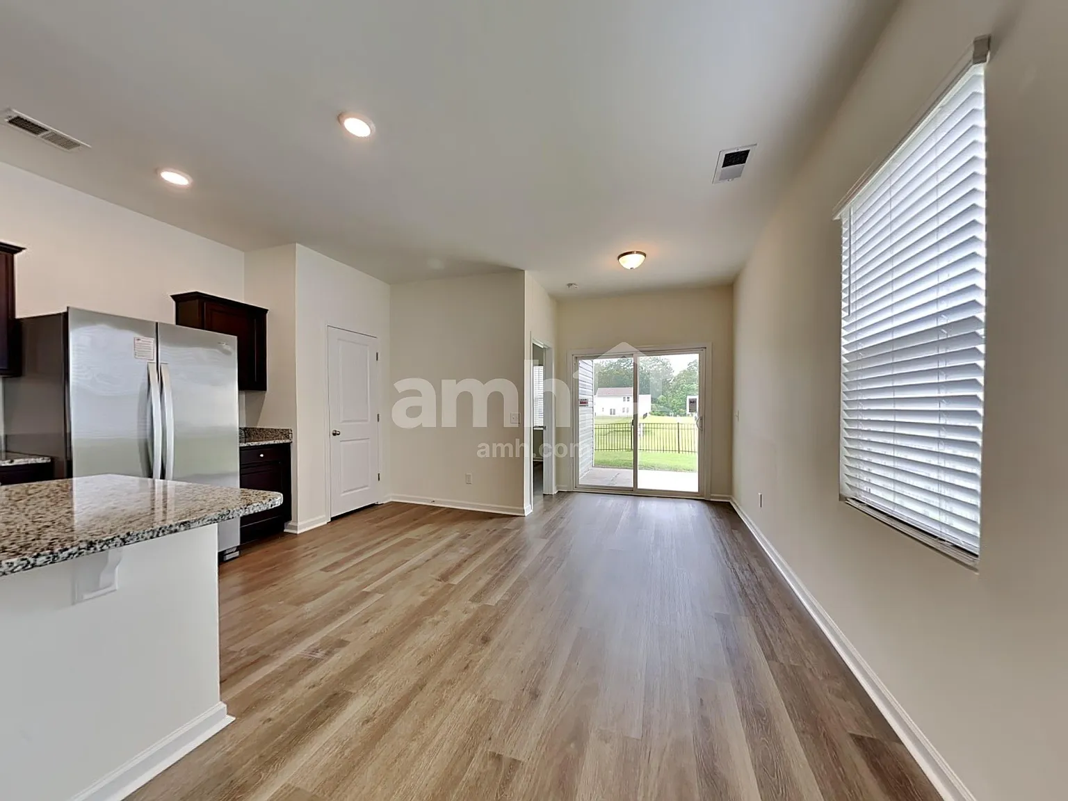 3 bed, 2.0 bath, 1412 sqft, $2,025 — Photo 4