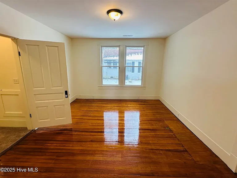 113 E North St — Photo 19