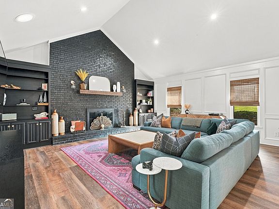 4th image of 831 Montego Way SW