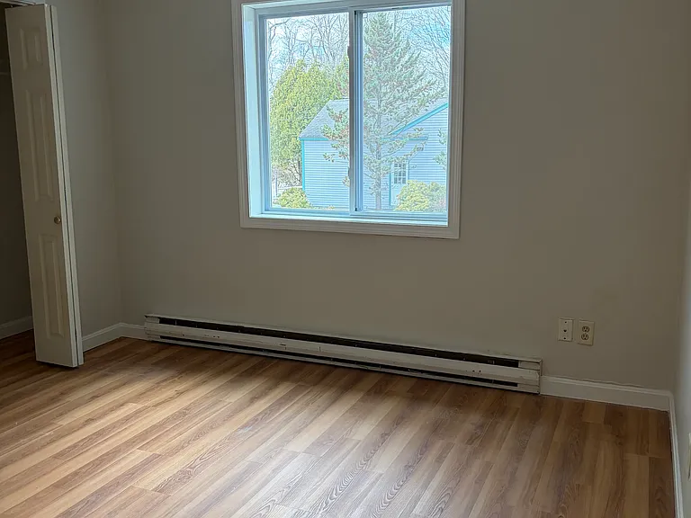 Bedroom w/ large closet
