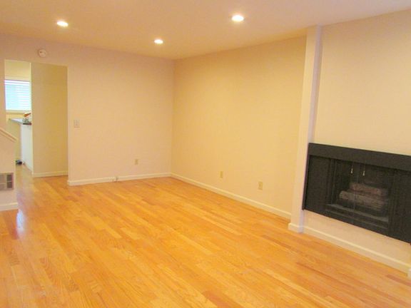 5th image of 612 S Fair Oaks Ave