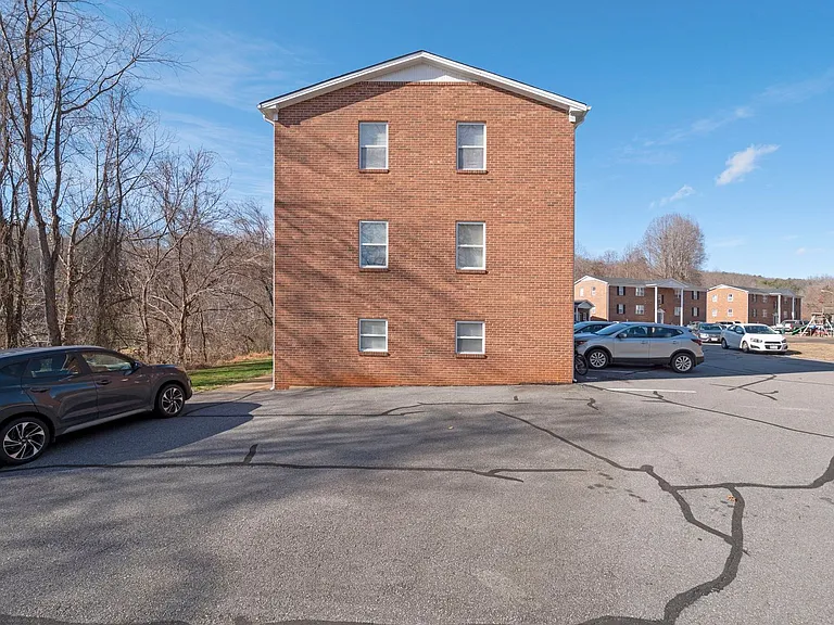 Sunset Manor Apartments — Photo 7