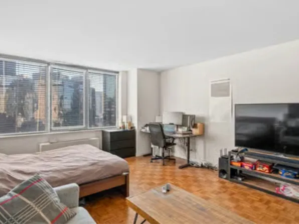 500 West 43rd Street image 2 of 6