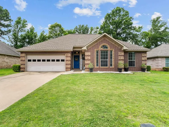 513 E Greenfield Dr, Wake Village, TX 75501