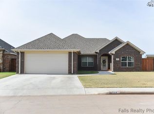 824 Coulter Dr, Burkburnett, TX 76354