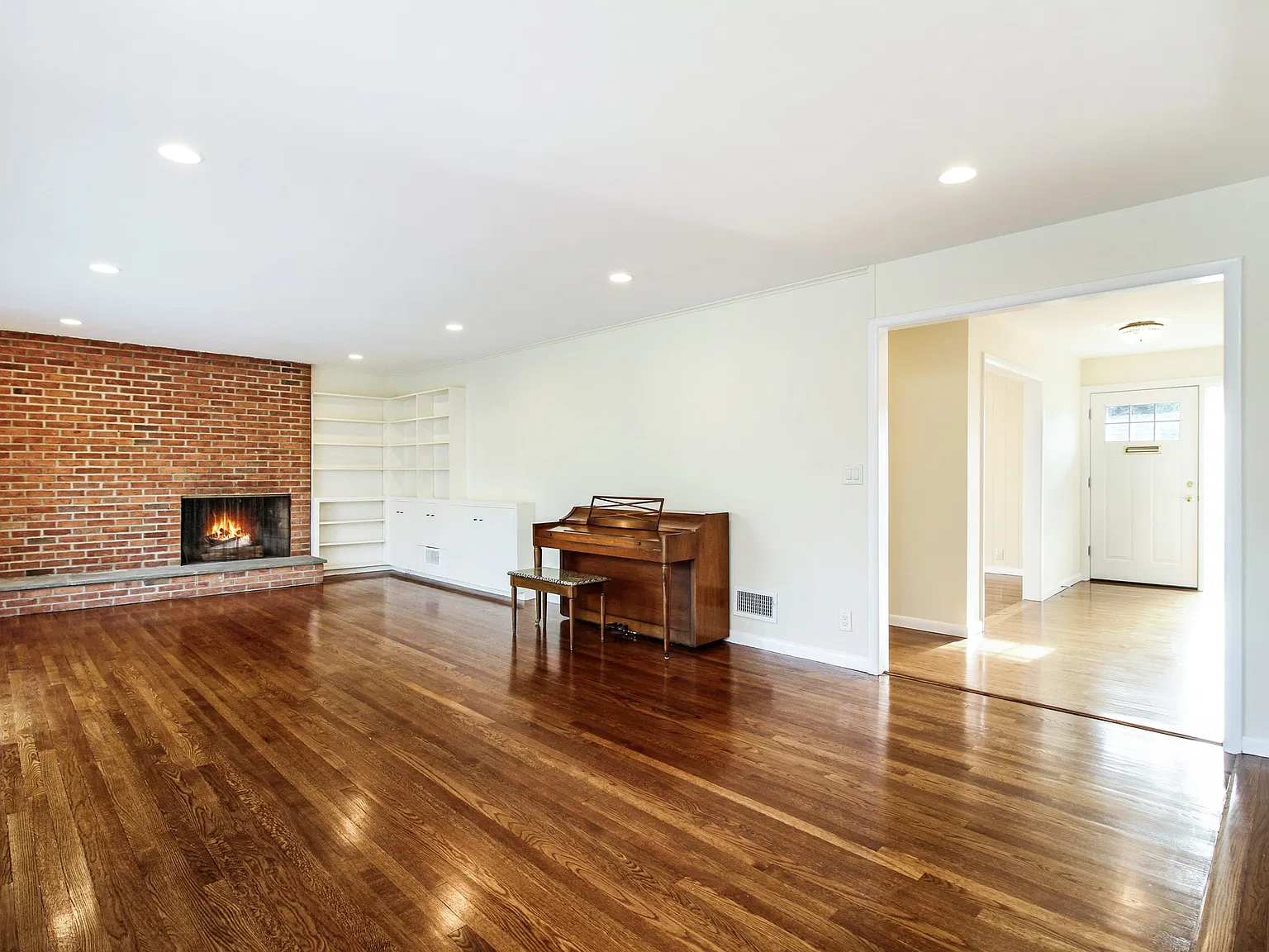 3 bed, 3.5 bath, 2554 sqft, $9,300 — Photo 2