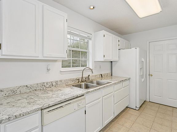 4th image of 548 Hyde Park Dr