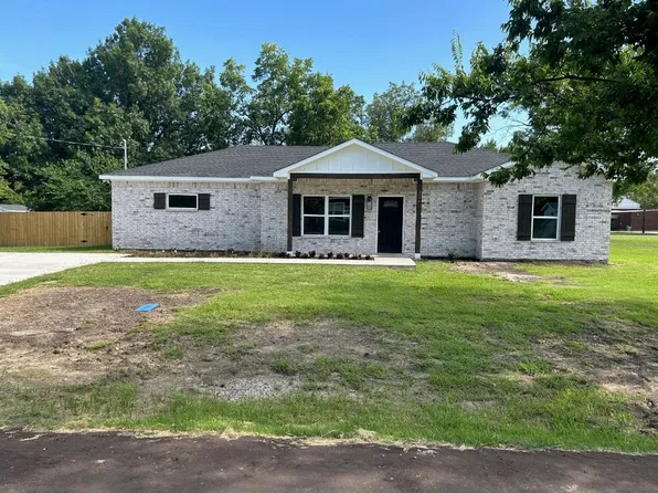 126 W Cedar St, Lone Oak, TX 75453