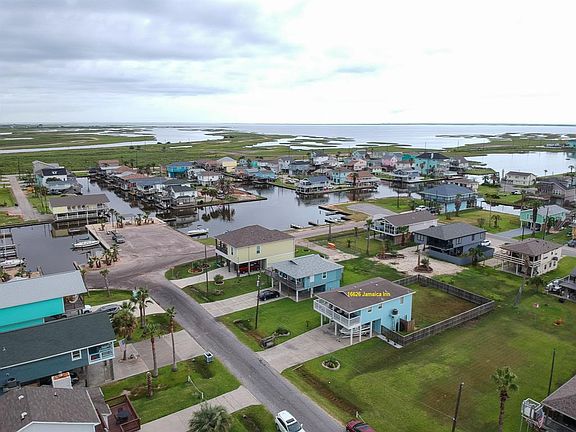 Beautiful view of the basin and Galveston West Bay. Easy access to the bay..you'll be fishing in less than 5 mintues. Close to the Jamaica Beach City Park and to the beach. Short golf cart ride/bike ride. JB has great amenities too...
