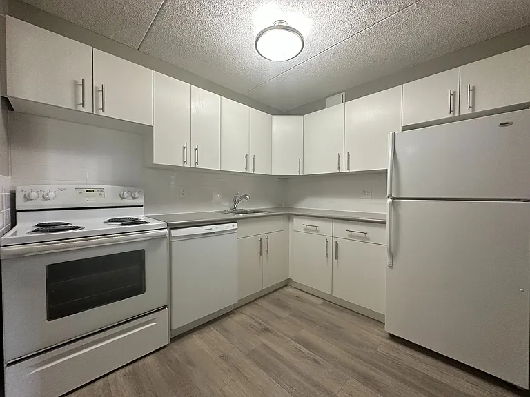 940 Chancellor Dr — Photo 10