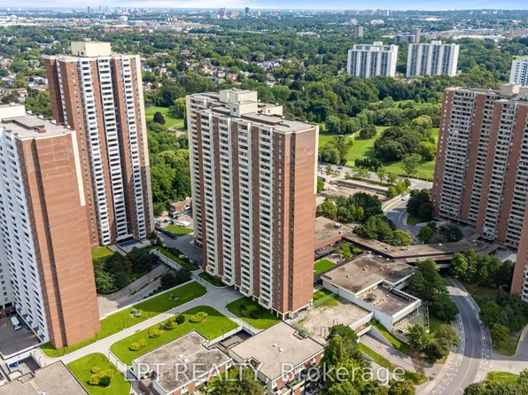 5 Massey Sq #2811, Toronto, ON M4C 5L6