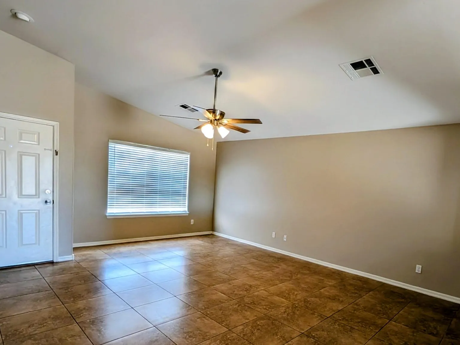 3 bed, 2.0 bath, 1242 sqft, $2,100 — Photo 4
