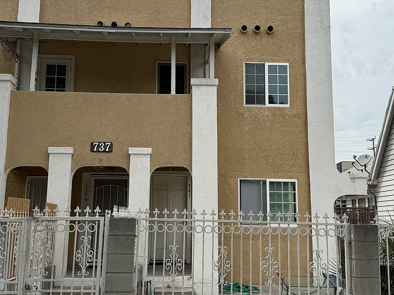 737 N Ridgewood Pl #741-1/2 — Photo 1