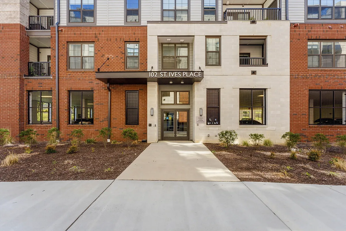Building Photo - 102 Saint Ives Pl #202