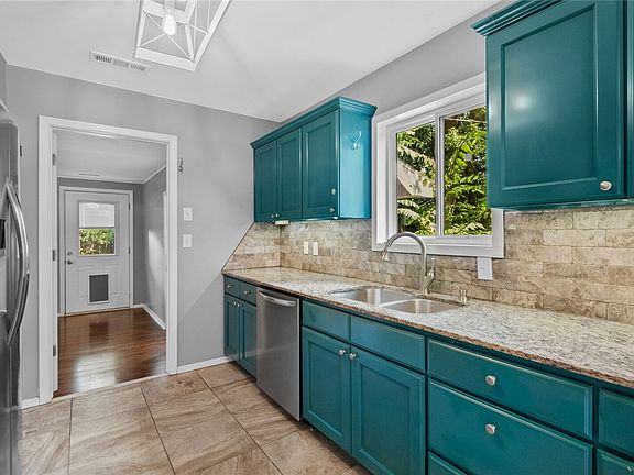5th image of 213 E Harold St