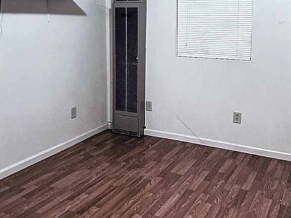 LIVINGROOM.
Propane Wall Heater.