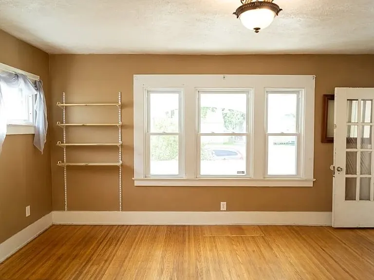300 Ashwood Dr — Photo 5