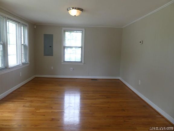 3rd image of 211 Clinton St