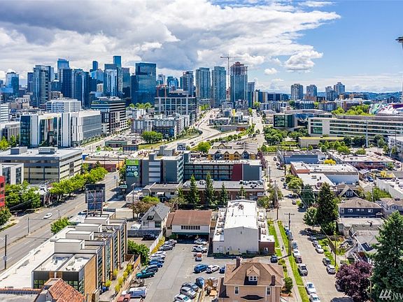 View to the south of the Seattle skyline, Seattle Center, and the iconic Space Needle.