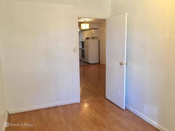 2nd image of 260 W 29th St Lbby 1