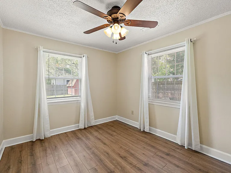 13 Joyce Ave — Photo 12