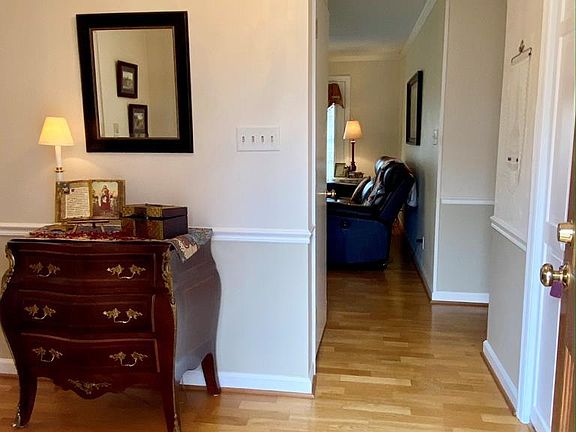 3rd image of 1039 Parkwood Pl