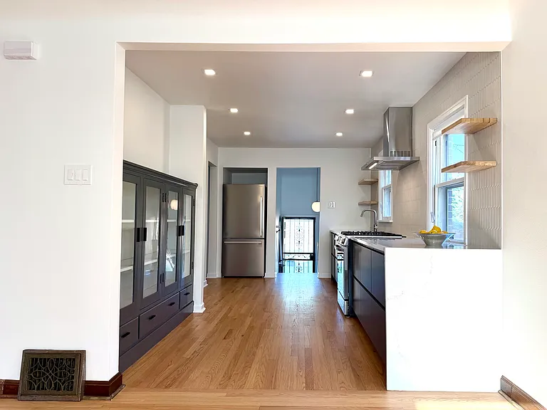 dining room to kitchen