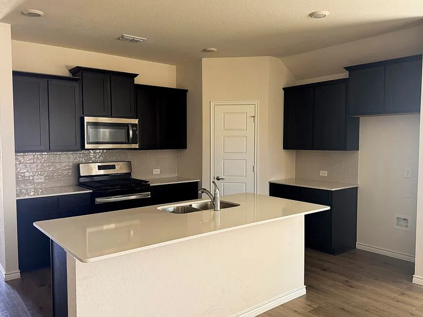 4 bed, 2080 sqft, $2,390 — Photo 3