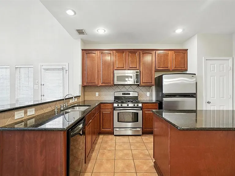 2101 Broadstone Dr — Photo 8