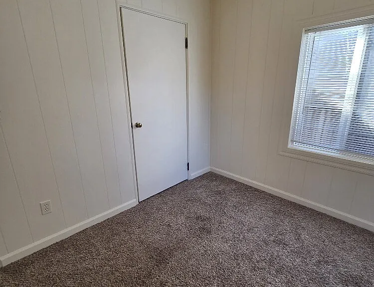 604 Mormon St — Photo 10