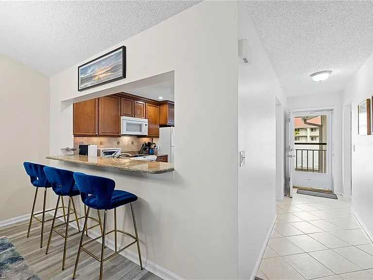 6900 Dennis Cir #J-205 — Photo 6