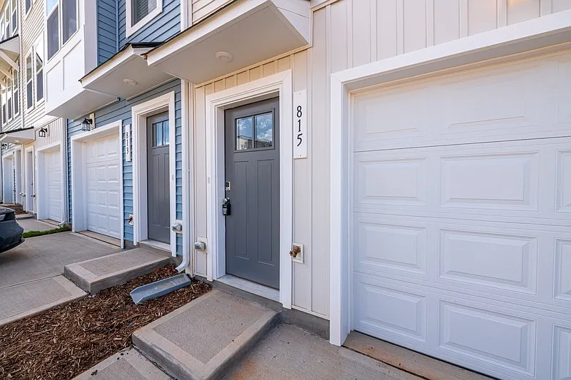 3 bed, 3.5 bath, 1720 sqft, $2,095 — Photo 2