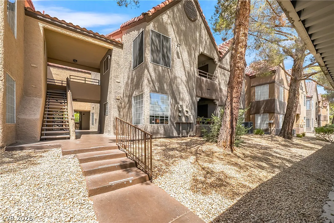 3 bed, 2.0 bath, 1183 sqft, $1,795 — Photo 1