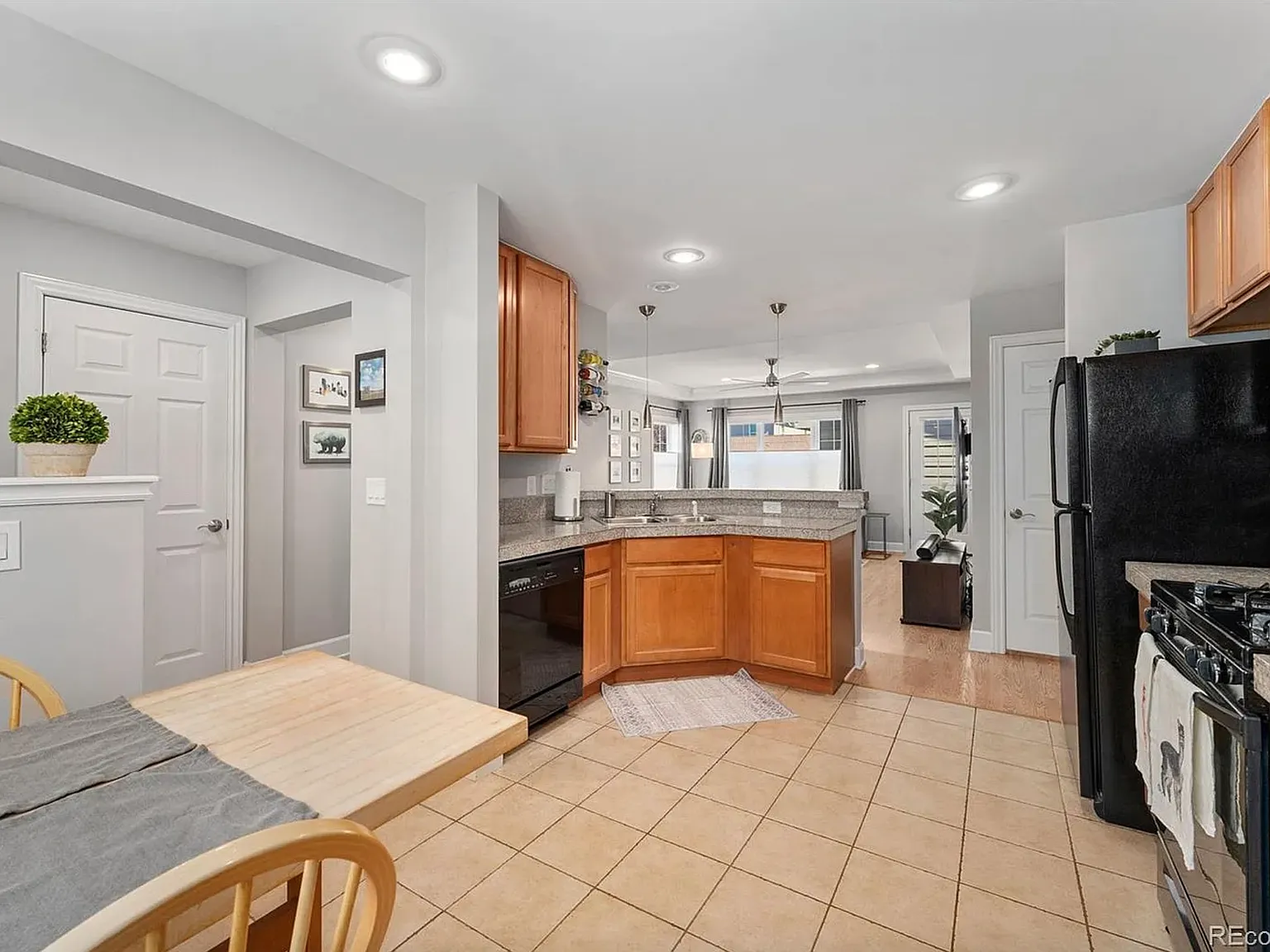 2 bed, 1864 sqft, $3,000 — Photo 4