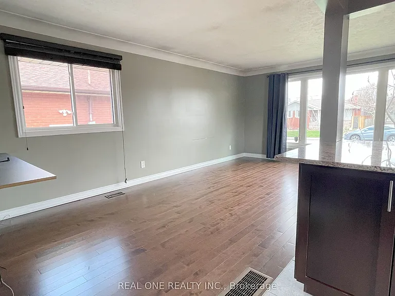 138 Welbourn Dr #UPPER — Photo 11