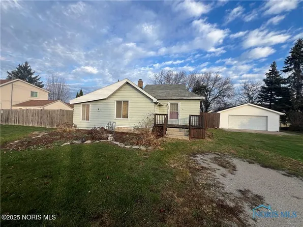 2733 Edwin St, Oregon, OH 43616
