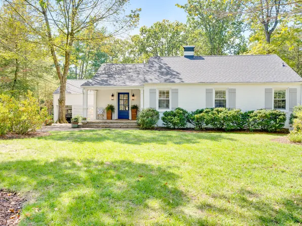 132 W Watkins St, Lookout Mountain, TN 37350