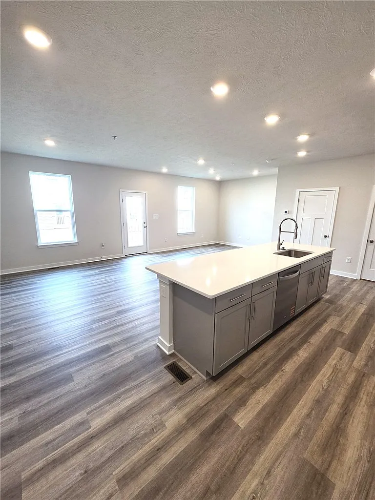 3 bed, 2.5 bath, 1901 sqft, $2,950 — Photo 4