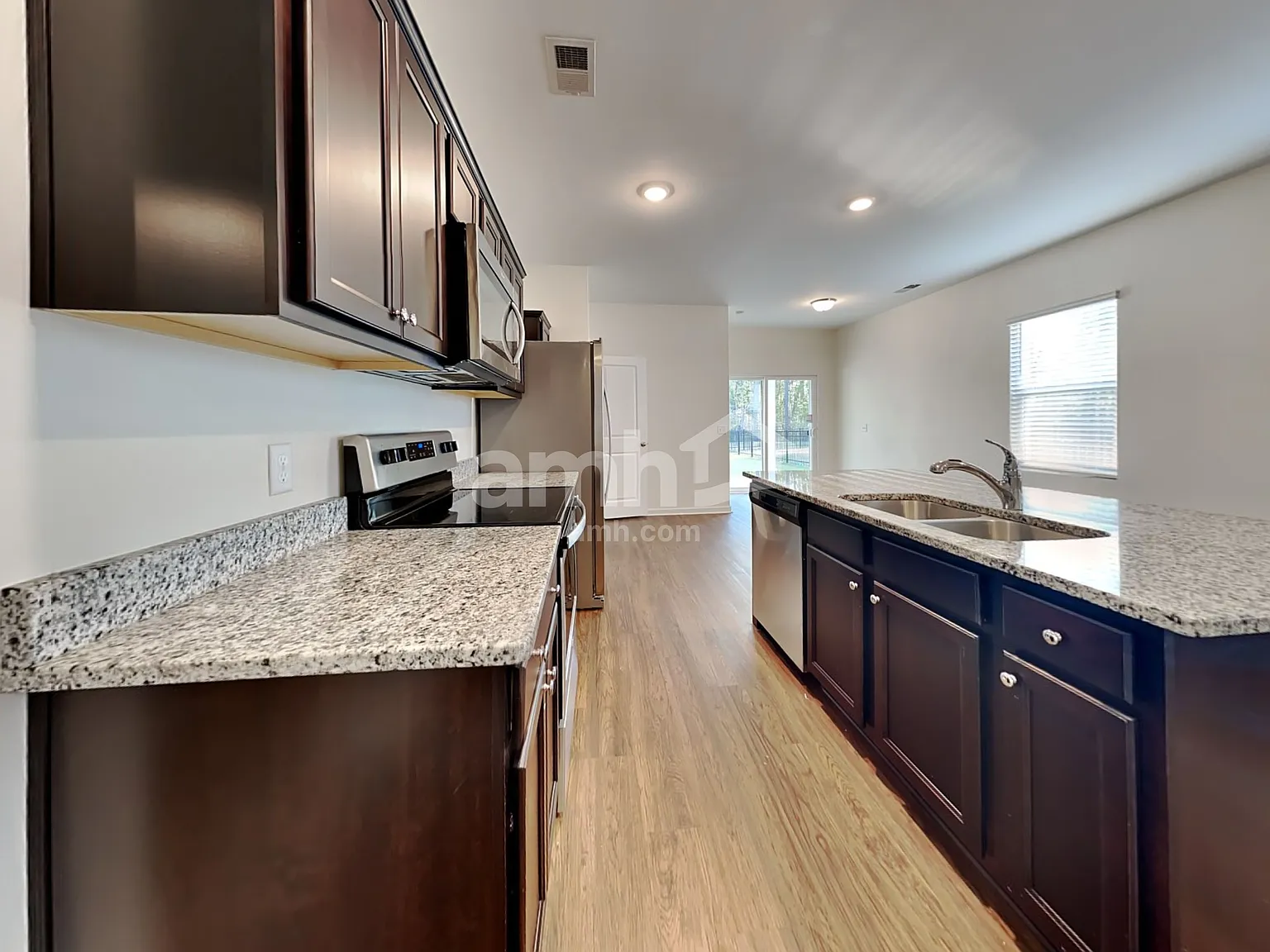 3 bed, 2.0 bath, 1412 sqft, $2,035 — Photo 3