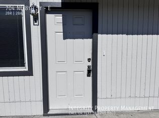 704 NE 8th St APT E, Grants Pass, OR 97526