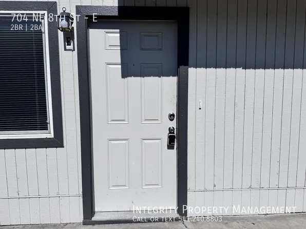 704 NE 8th St, Grants Pass, OR