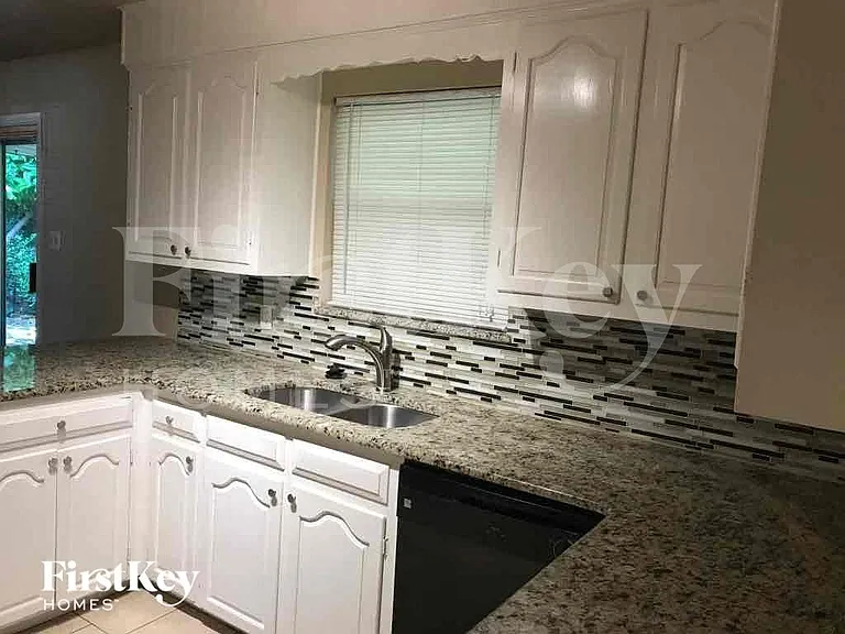 5605 Odessa Ave — Photo 8