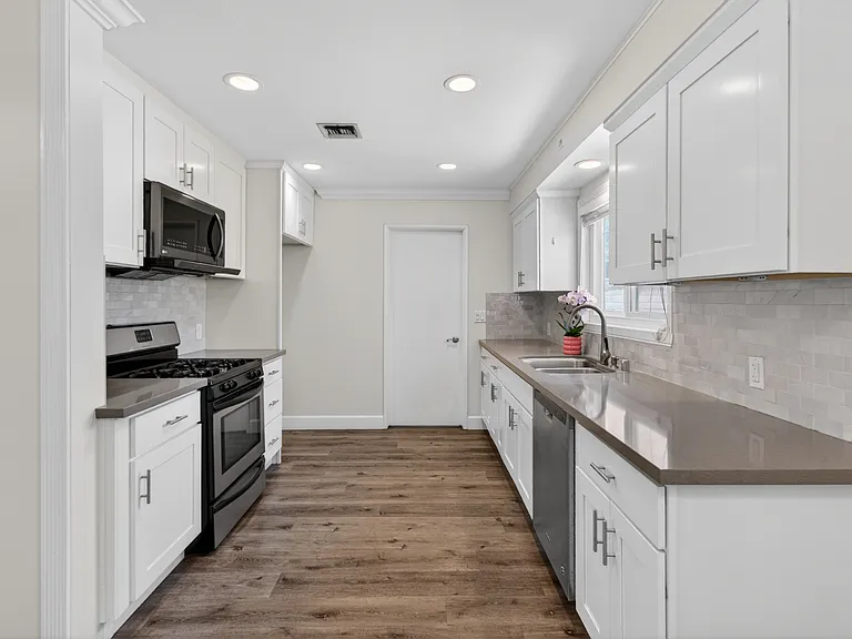 2940 Charles Ave — Photo 3